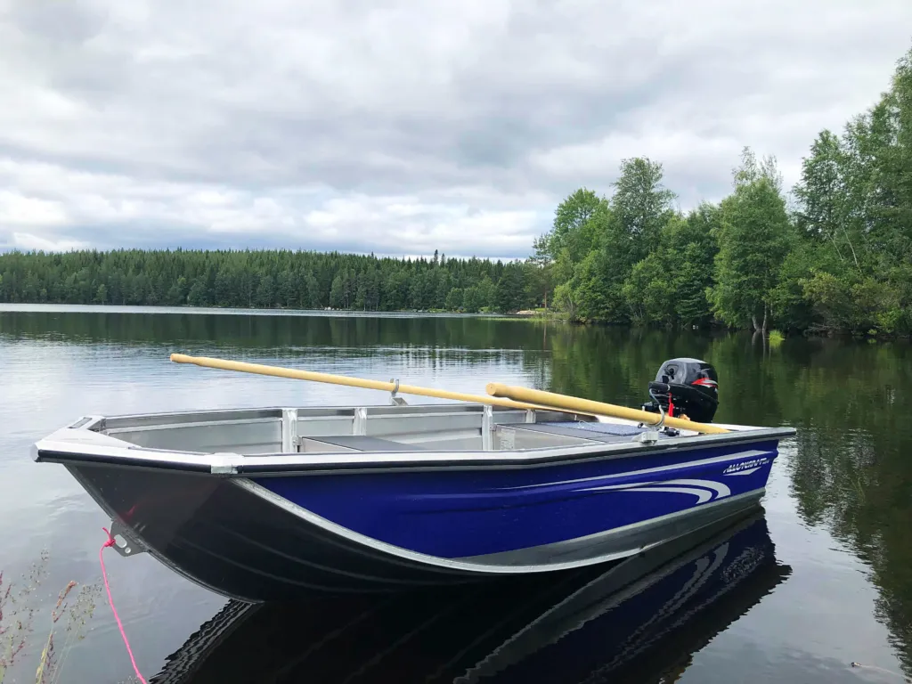 Aluminiumbåt med åror pch motor