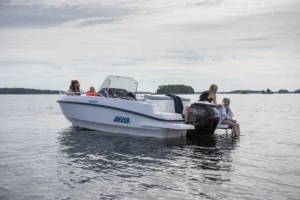 Sportbåt med en familj bestående av två barn och en mamma och pappa