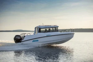 Fiskebåt som kör på kvällen