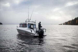Person som står på en liten fiskebåt och fiskar