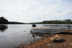 Aluminiumbåt på strandkant