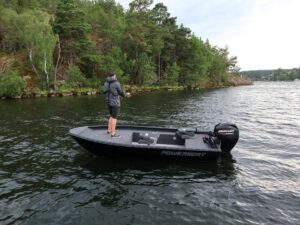 Fiskebåt Powerboat med människa som fiskar