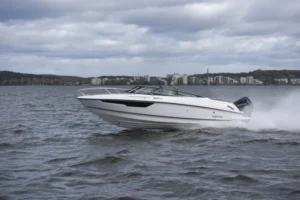 Motorbåt ute på öppet vatten
