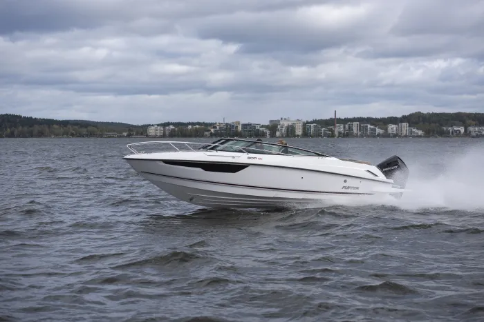 Motorbåt ute på öppet vatten